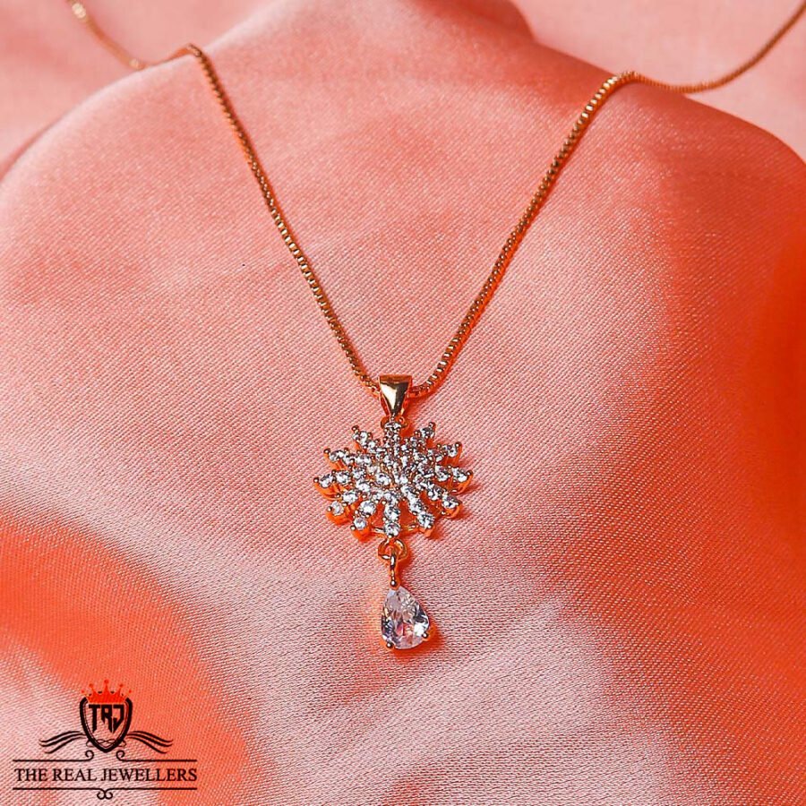 Elite Nakelase: Exquisite Crystal Adorned Necklace Set